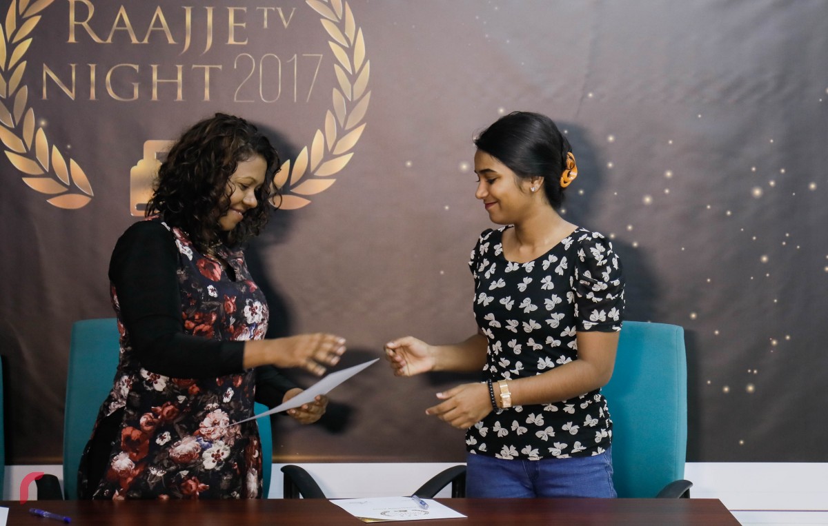 ނޮވެމްބަރު 15، 2017: ރާއްޖެ ޓީވީއިން ފާހަގަ ކުރަމުންއަންނަ "ރާއްޖެ ޓީވީ ނައިޓް 2017"ގެ ސްޕޮންސަރުން ސޮއި ކުރުމަށް ބޭއްވި ރަސްމިއްޔާތުގައި ލަވަކިޔުންތެރިޔާ އަޝްރާއާއިއެކު ސޮއިކުރަނީ