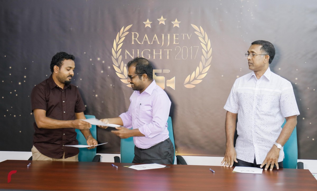 ނޮވެމްބަރު 15، 2017: ރާއްޖެ ޓީވީއިން ފާހަގަ ކުރަމުން އަންނަ "ރާއްޖެ ޓީވީ ނައިޓް 2017"ގެ ސްޕޮންސަރުންއާ އެކު ސޮއިކުރުން