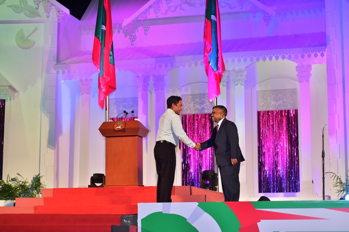 ނޮވެމްބަރު 17، 2018: ސަރުކާރަށް 4 އަހަރު ފުރުމާ ގުޅިގެން އަލިމަސް ކާނިވަލްގައި ބޭއްވި ޖަލްސާގެ ތެރެއިން: މި ޖަލްސާގައި ސަރުކާރަށް ނިސްބަތްވާ ގިނަ މަޖިލިސް މެމްބަރުންނާއި ވަޒީރުން ވަނީ ބައިވެރިވެވަޑައިގެންފައި