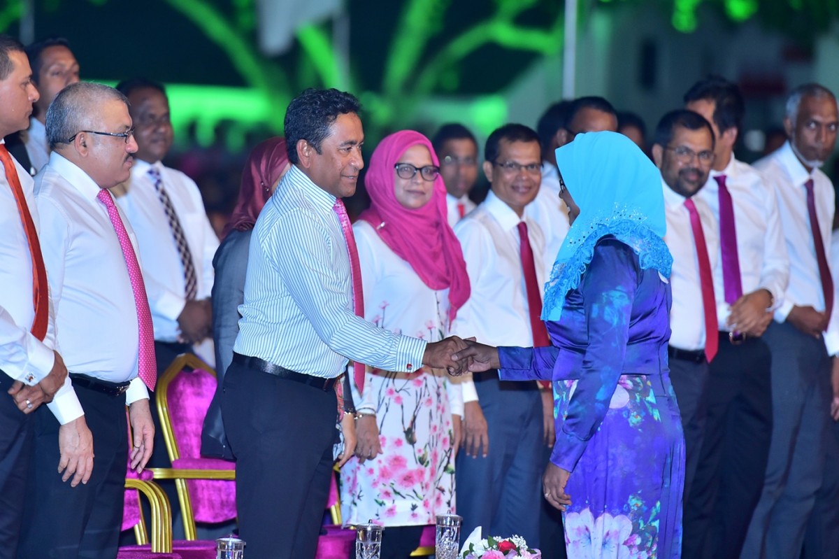 ނޮވެމްބަރު 17، 2018: ސަރުކާރަށް 4 އަހަރު ފުރުމާ ގުޅިގެން އަލިމަސް ކާނިވަލްގައި ބޭއްވި ޖަލްސާގެ ތެރެއިން: މި ޖަލްސާގައި ސަރުކާރަށް ނިސްބަތްވާ ގިނަ މަޖިލިސް މެމްބަރުންނާއި ވަޒީރުން ވަނީ ބައިވެރިވެވަޑައިގެންފައި