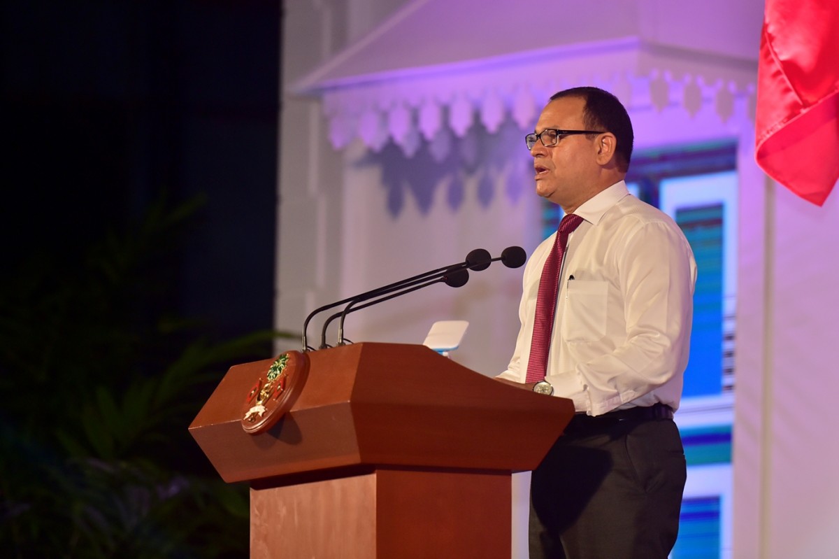 ނޮވެމްބަރު 17، 2018: ސަރުކާރަށް 4 އަހަރު ފުރުމާ ގުޅިގެން އަލިމަސް ކާނިވަލްގައި ބޭއްވި ޖަލްސާގައި ޑިފެންސް މިނިސްޓަރު ވާހަކަ ދައްކަވަނީ: މި ޖަލްސާގައި ސަރުކާރަށް ނިސްބަތްވާ ގިނަ މަޖިލިސް މެމްބަރުންނާއި ވަޒީރުން ވަނީ ބައިވެރިވެވަޑައިގެންފައި