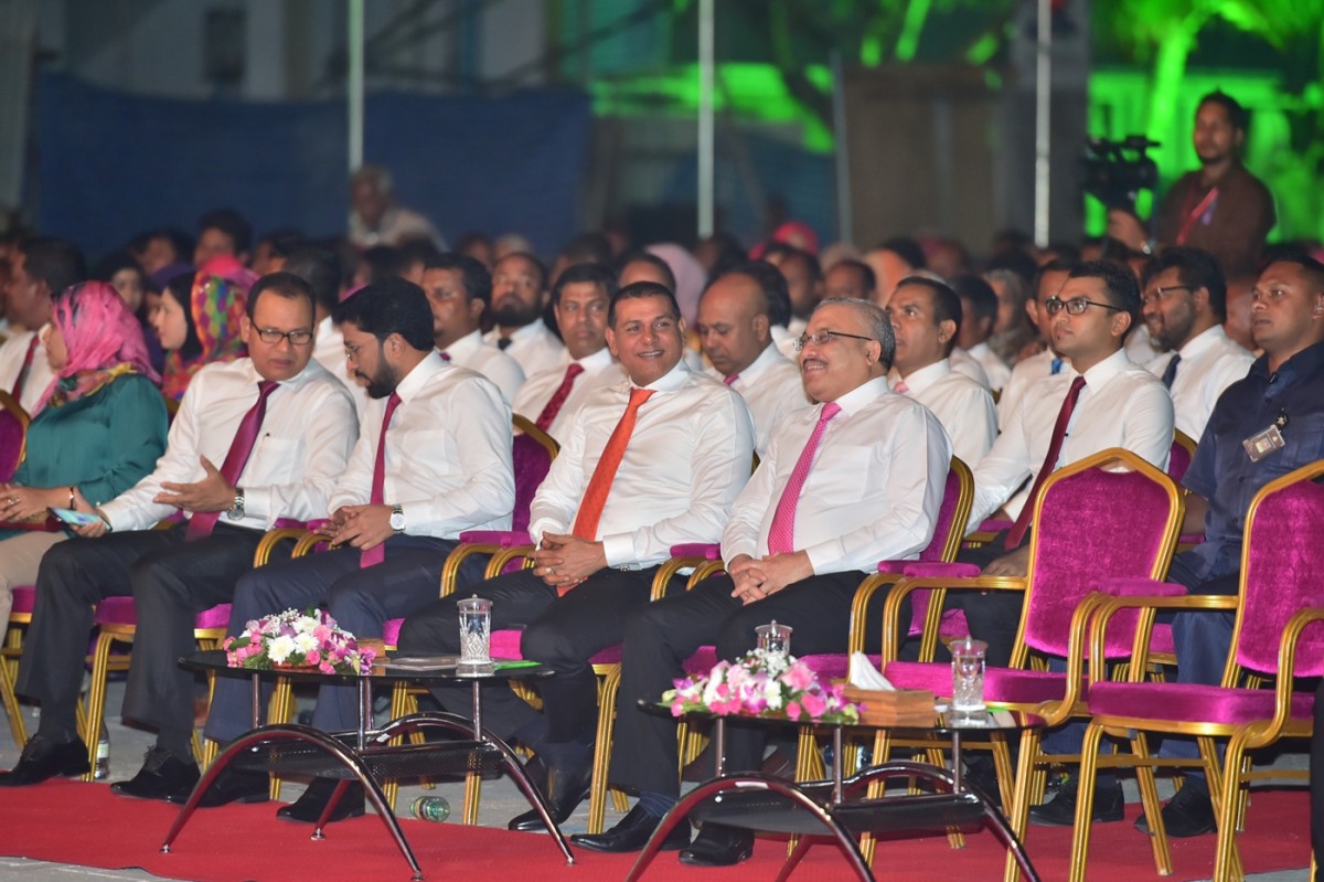 ނޮވެމްބަރު 17، 2018: ސަރުކާރަށް 4 އަހަރު ފުރުމާ ގުޅިގެން އަލިމަސް ކާނިވަލްގައި ބޭއްވި ޖަލްސާގެ ތެރެއިން: މި ޖަލްސާގައި ސަރުކާރަށް ނިސްބަތްވާ ގިނަ މަޖިލިސް މެމްބަރުންނާއި ވަޒީރުން ވަނީ ބައިވެރިވެވަޑައިގެންފައި