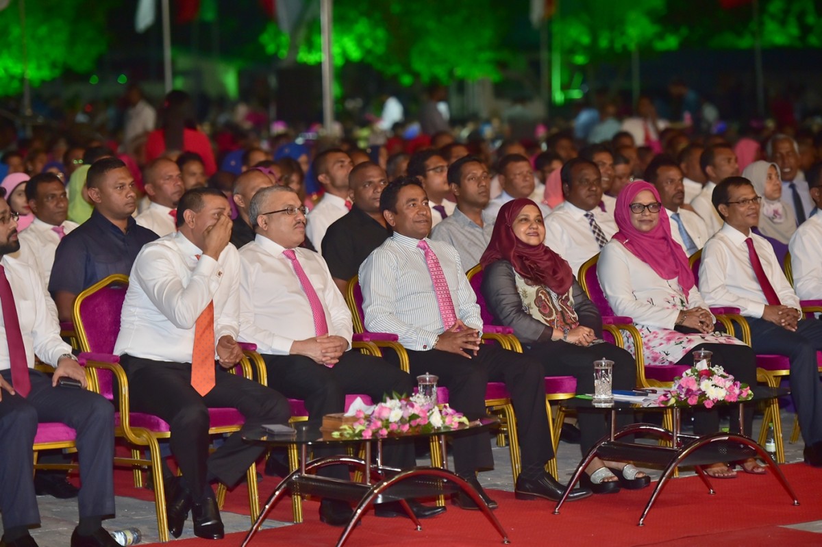 ނޮވެމްބަރު 17، 2018: ސަރުކާރަށް 4 އަހަރު ފުރުމާ ގުޅިގެން އަލިމަސް ކާނިވަލްގައި ބޭއްވި ޖަލްސާގެ ތެރެއިން: މި ޖަލްސާގައި ސަރުކާރަށް ނިސްބަތްވާ ގިނަ މަޖިލިސް މެމްބަރުންނާއި ވަޒީރުން ވަނީ ބައިވެރިވެވަޑައިގެންފައި