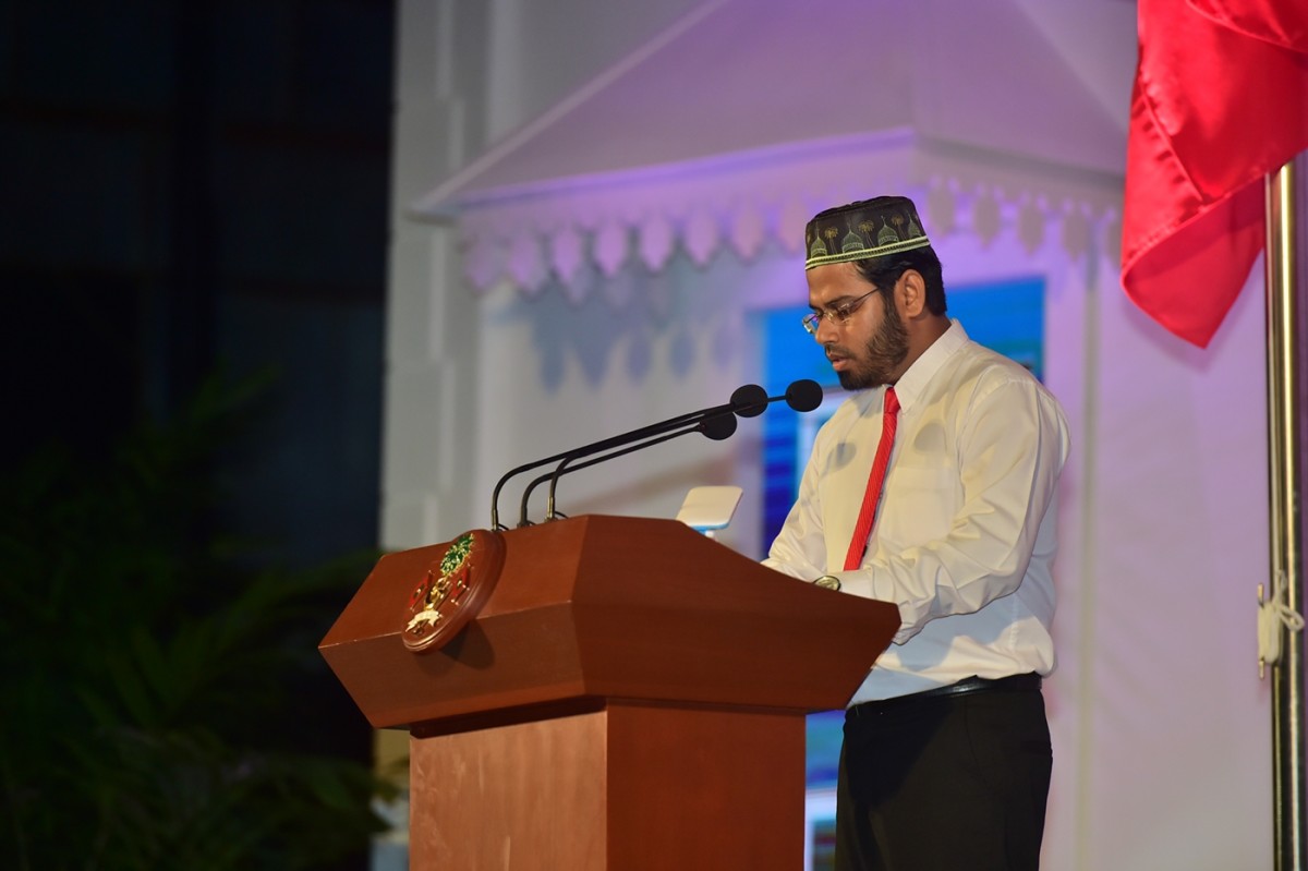 ނޮވެމްބަރު 17، 2018: ސަރުކާރަށް 4 އަހަރު ފުރުމާ ގުޅިގެން އަލިމަސް ކާނިވަލްގައި ބޭއްވި ޖަލްސާގެ ތެރެއިން: މި ޖަލްސާގައި ސަރުކާރަށް ނިސްބަތްވާ ގިނަ މަޖިލިސް މެމްބަރުންނާއި ވަޒީރުން ވަނީ ބައިވެރިވެވަޑައިގެންފައި