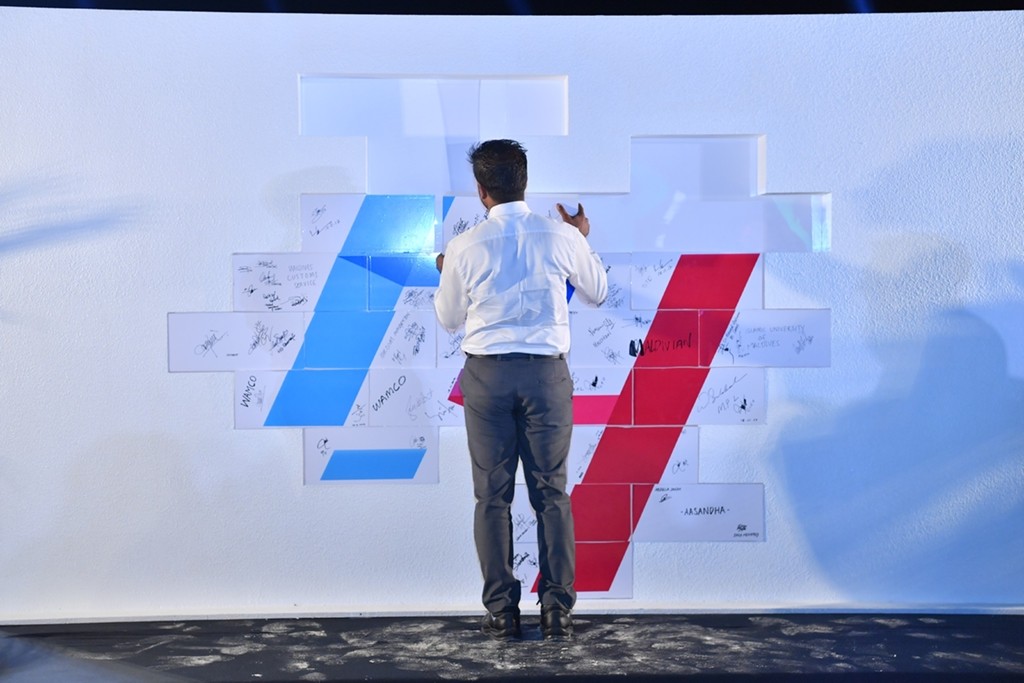 ނޮވެމްބަރު 19، 2017: ހުޅުމާލޭ ދެވަނަ ފިޔަވަހީގެ ފްލެޓްތަކުގެ ބިންގާ އެޅުމަށް ބޭއްވި ރަސްމިއްޔާތުގެ ތެރެއިން