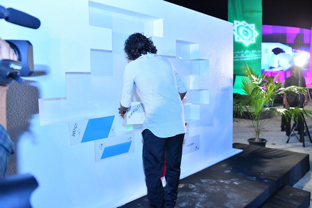 ނޮވެމްބަރު 19، 2017: ހުޅުމާލޭ ދެވަނަ ފިޔަވަހީގެ ފްލެޓްތަކުގެ ބިންގާ އެޅުމަށް ބޭއްވި ރަސްމިއްޔާތުގެ ތެރެއިން