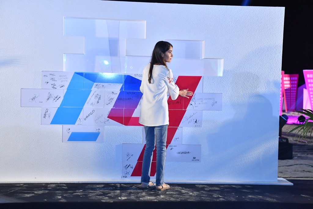 ނޮވެމްބަރު 19، 2017: ހުޅުމާލޭ ދެވަނަ ފިޔަވަހީގެ ފްލެޓްތަކުގެ ބިންގާ އެޅުމަށް ބޭއްވި ރަސްމިއްޔާތުގެ ތެރެއިން