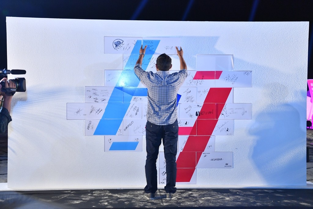  ނޮވެމްބަރު 19، 2017: ހުޅުމާލޭ ދެވަނަ ފިޔަވަހީގެ ފްލެޓް ތަކުގެ ބިންގާ އެޅުމަށް ބޭއްވި ރަސްމިއްޔާތުގެ ތެރެއިން، 2019 ގައި މި މަޝްރޫއު ނިންމުމަށް ހަމަޖެހިފައިވާއިރު 10080 ހައުސިންގް ޔުނިޓް އެޅުމަށް ވަނީ ހަމަޖެހިފައި