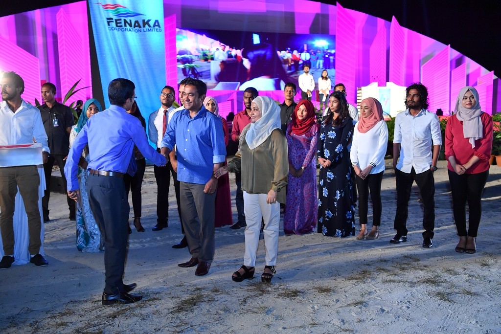 ނޮވެމްބަރު 19، 2017: ހުޅުމާލޭ ދެވަނަ ފިޔަވަހީގެ ފްލެޓްތަކުގެ ބިންގާ އެޅުމަށް ބޭއްވި ރަސްމިއްޔާތަށް ރައީސްގެ ދެކަނބަލުން ވަޑައިގަންނަވަނީ