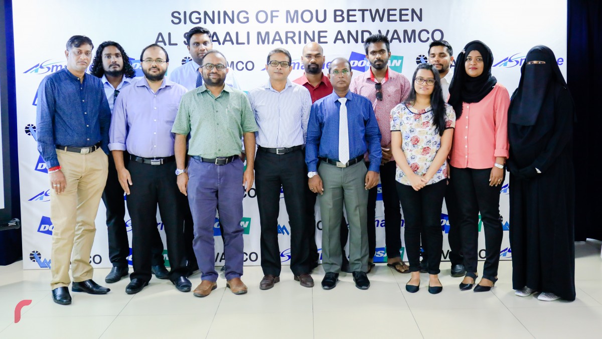 ނޮވެމްބަރު 20، 2017: އަލްޝާލީ މެރިން މޯލްޑިވްސް އާއި ޑޫސާން އިންބޯޑް މެރިން އިންޖީނު ވިއްކާ ވީއޭއެމްކޯ އިން ގުޅިގެން މަސައްކަތް ކުރުމަށް އެމްއޯޔޫގައި ސޮއި ކުރުމަށް ބޭއްވި ރަސްމިއްޔާތުގެ ތެރެއިން--. ފޮޓޯ: މުހައްމަދު ޝަރުހާން/ ރާއްޖެ އެމްވީ