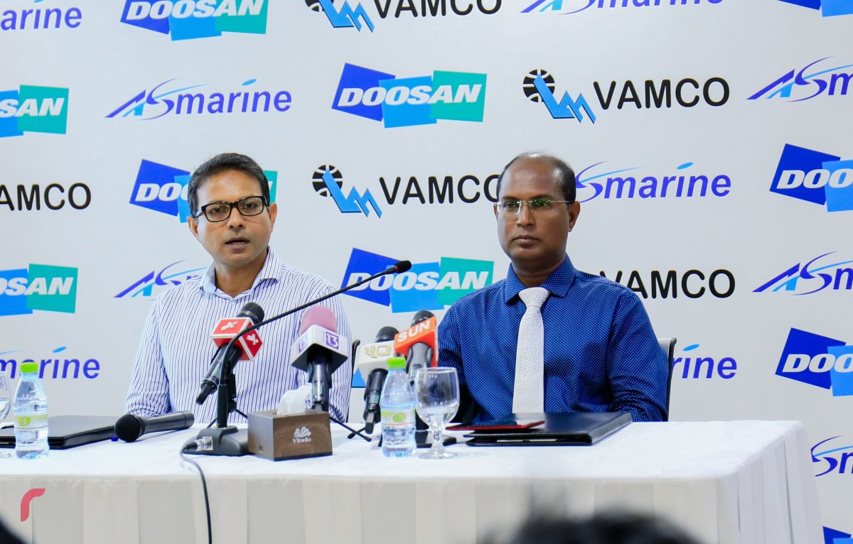 ނޮވެމްބަރު 20، 2017:އަލްޝާލީ މެރިން މޯލްޑިވްސް އާއި ޑޫސާން އިންބޯޑް މެރިން އިންޖީނު ވިއްކާ ވީއޭއެމްކޯ އިން ގުޅިގެން މަސައްކަތް ކުރުމަށް އެމްއޯޔޫގައި ސޮއި ކުރުމަށް ބޭއްވި ރަސްމިއްޔާތަށްފަހު ވީއޭއެމްކޯގެ އިސްވެރިން ނޫސްވެރިންނަށް މައުލޫމާތު ދެއްވަނީ--. ފޮޓޯ: މުހައްމަދު ޝަރުހާން/ ރާއްޖެ އެމްވީ