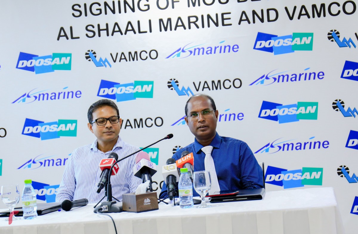 ނޮވެމްބަރު 20، 2017: އަލްޝާލީ މެރިން މޯލްޑިވްސް އާއި ޑޫސާން އިންބޯޑް މެރިން އިންޖީނު ވިއްކާ ވީއޭއެމްކޯ އިން ގުޅިގެން މަސައްކަތް ކުރުމަށް އެމްއޯޔޫގައި ސޮއި ކުރުމަށް ބޭއްވި ރަސްމިއްޔާތަށް ފަހު ވީއޭއެމްކޯގެ އިސްވެރިން ނޫސްވެރިންނަށް މައުލޫމާތު ދެއްވަނީ--. ފޮޓޯ: މުހައްމަދު ޝަރުހާން/ ރާއްޖެ އެމްވީ