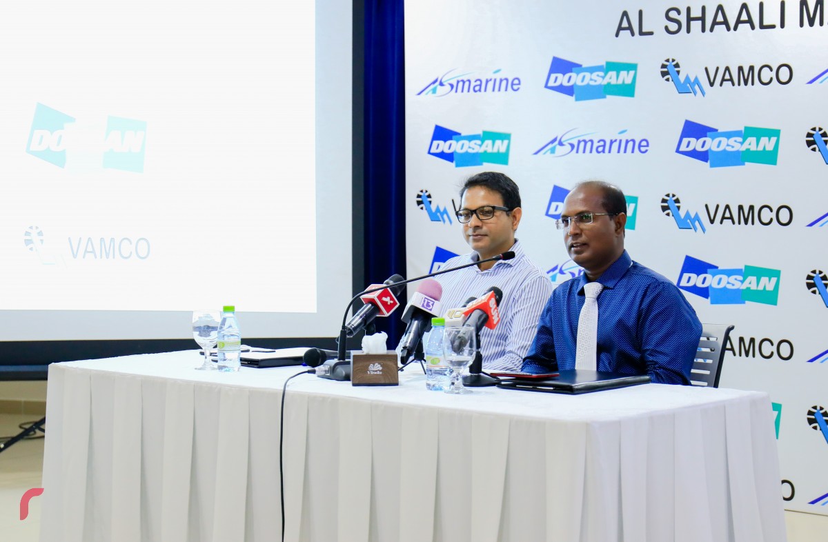 ނޮވެމްބަރު 20، 2017: އަލްޝާލީ މެރިން މޯލްޑިވްސް އާއި ޑޫސާން އިންބޯޑް މެރިން އިންޖީނު ވިއްކާ ވީއޭއެމްކޯ ގުޅިގެން މަސައްކަތް ކުރުމަށް އެމްއޯޔޫގައި ސޮއި ކުރުމަށް ބޭއްވި ރަސްމިއްޔާތަށް ފަހު ވީއޭއެމްކޯގެ އިސްވެރިން ނޫސްވެރިންނަށް މައުލޫމާތު ދެއްވަނީ--. ފޮޓޯ: މުހައްމަދު ޝަރުހާން/ ރާއްޖެ އެމްވީ