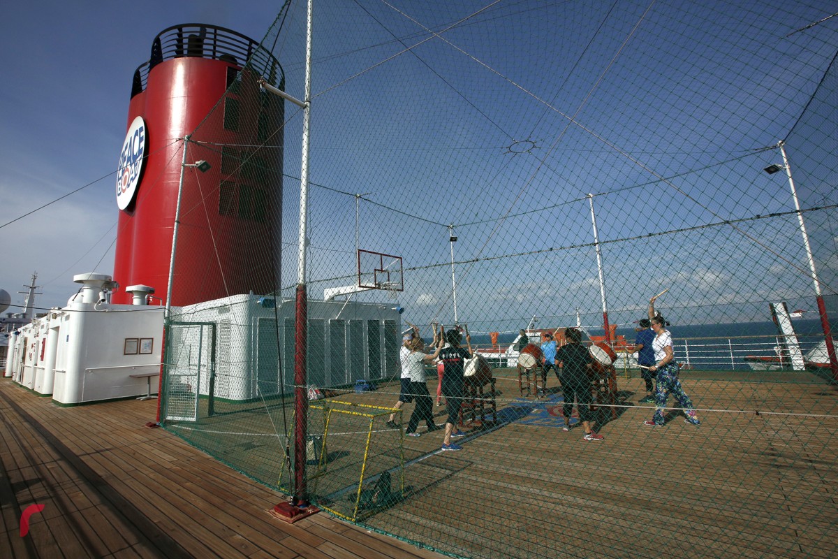 ޕީސް ބޯޓުގައި އެކި ހަރަކާތްތައް އުނގަނައިދޭ ކްލާސްތައް ހިންގިއެވެ. އޮގޮތުން ޖަޕާން ބަސް ދަސްކޮއްދޭ ކްލާސްތަކާއި، ޖަޕާންގެ ސަގާފީ ބެރު ޖެހުމުގެ އިތުރުން އާރޓް އެންޑް ކްރާފްޓްސްގެ ހަރަކާތްތައް ހިމެނެއެވެ.