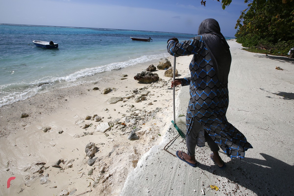 ހދ. މަކުނޫދޫގައި ގިރިފަ އޮތް ގޮންޑުދޮށް ކުނި ކެހުމުގައި އަންހެނަކު ހަރަކާތްތެރިވަނީ: ތިމާވެށި ހިމާޔަތްކުރުމުގައި ވަކިވަކި ފަރުދުންގެ އެއްބާރުލުމާއި މަސައްކަތް ވަރަށް މުހިންމެވެ. 