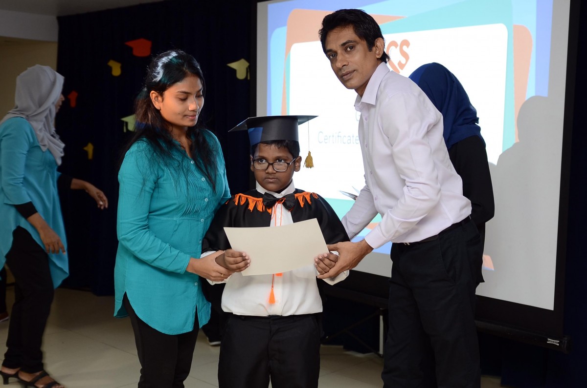 ނޮވެމްބަރު 22، 2017: ރާއްޖެ އޮންލައިން އިން އިންތިޒާމްކޮށްގެން ޗަމްޕާ ހޮޓެލްގަައި ބޭއްވި ކެއާ ސޮސައިޓީ ދަރިވަރުންގެ ގްރެޖުއޭޝަން ރަސްމިއްޔާތުގެ ތެރެއިން، މި ހަރަކާތުގައި ރާއްޖެ އޮންލައިންގެ އިސް މުވައްޒިފުންނާއި ވެރިން ވަނީ ބައިވެރިވެފައި