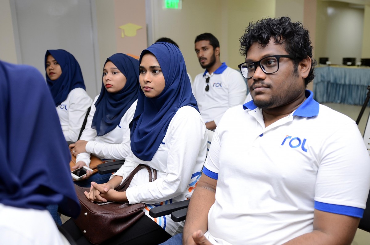 ނޮވެމްބަރު 22، 2017: ރާއްޖެ އޮންލައިން އިން އިންތިޒާމްކޮށްގެން ޗަމްޕާ ހޮޓެލްގަައި ބޭއްވި ކެއާ ސޮސައިޓީ ދަރިވަރުންގެ ގްރެޖުއޭޝަން ރަސްމިއްޔާތުގެ ތެރެއިން، މި ހަރަކާތުގައި ރާއްޖެ އޮންލައިންގެ އިސް މުވައްޒިފުންނާއި ވެރިން ވަނީ ބައިވެރިވެފައި