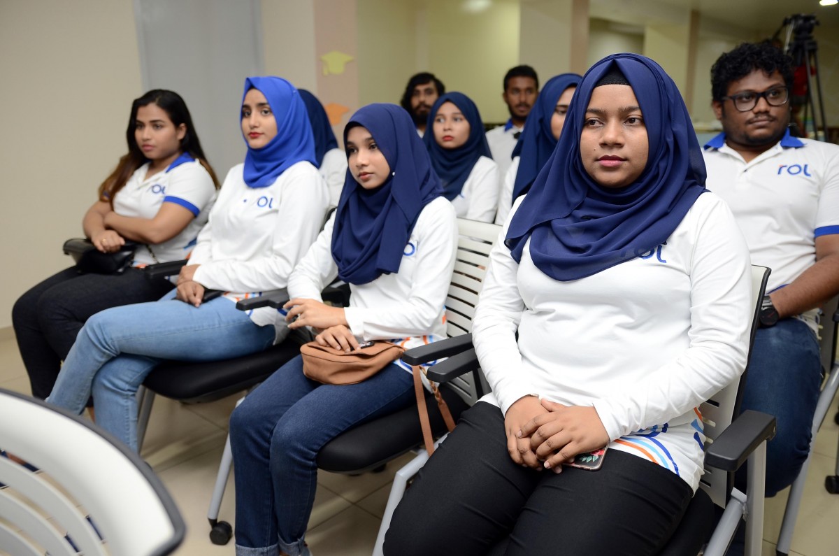 ނޮވެމްބަރު 22، 2017: ރާއްޖެ އޮންލައިން އިން އިންތިޒާމްކޮށްގެން ޗަމްޕާ ހޮޓެލްގަައި ބޭއްވި ކެއާ ސޮސައިޓީ ދަރިވަރުންގެ ގްރެޖުއޭޝަން ރަސްމިއްޔާތުގެ ތެރެއިން، މި ހަރަކާތުގައި ރާއްޖެ އޮންލައިންގެ އިސް މުވައްޒިފުންނާއި ވެރިން ވަނީ ބައިވެރިވެފައި