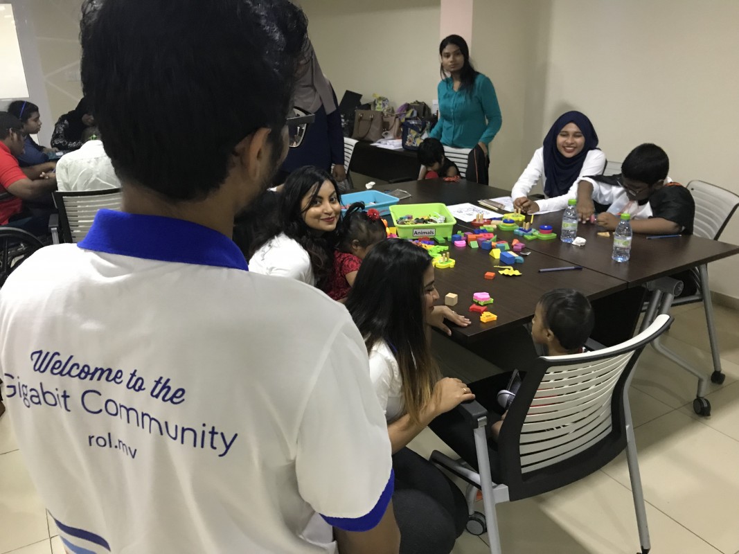 ނޮވެމްބަރު 22، 2017: ރާއްޖެ އޮންލައިން އިން އިންތިޒާމްކޮށްގެން ޗަމްޕާ ހޮޓެލްގަައި ބޭއްވި ކެއާ ސޮސައިޓީ ދަރިވަރުންގެ ގްރެޖުއޭޝަން ރަސްމިއްޔާތުގެ ތެރެއިން، މި ހަރަކާތުގައި ރާއްޖެ އޮންލައިންގެ އިސް މުވައްޒިފުންނާއި ވެރިން ވަނީ ބައިވެރިވެފައި