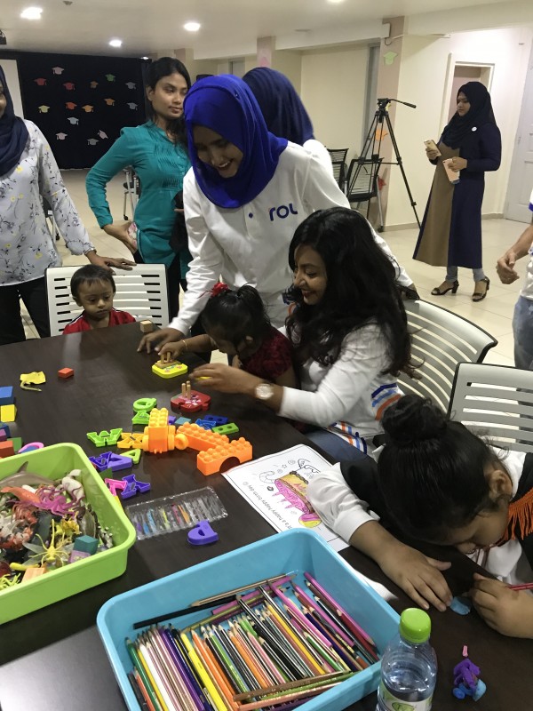 ނޮވެމްބަރު 22، 2017: ރާއްޖެ އޮންލައިން އިން އިންތިޒާމްކޮށްގެން ޗަމްޕާ ހޮޓެލްގަައި ބޭއްވި ކެއާ ސޮސައިޓީ ދަރިވަރުންގެ ގްރެޖުއޭޝަން ރަސްމިއްޔާތުގެ ތެރެއިން، މި ހަރަކާތުގައި ރާއްޖެ އޮންލައިންގެ އިސް މުވައްޒިފުންނާއި ވެރިން ވަނީ ބައިވެރިވެފައި