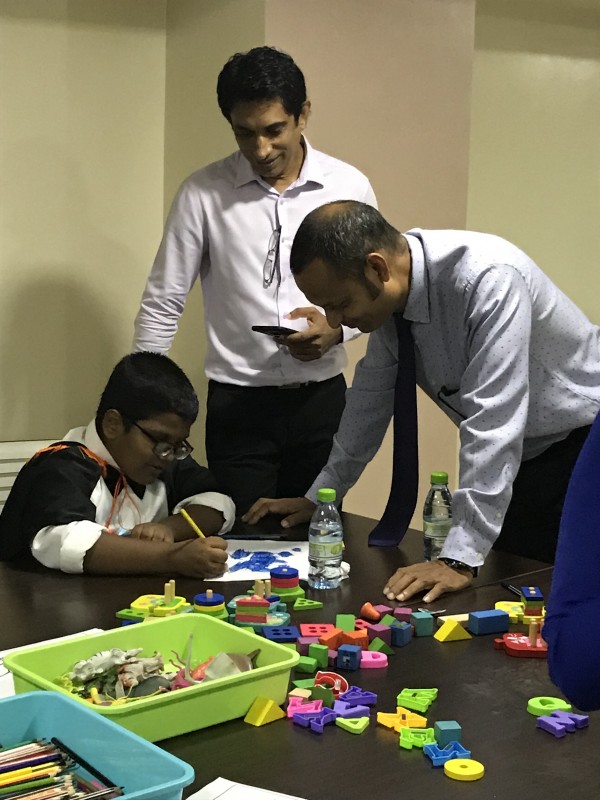 ނޮވެމްބަރު 22، 2017: ރާއްޖެ އޮންލައިން އިން އިންތިޒާމްކޮށްގެން ޗަމްޕާ ހޮޓެލްގަައި ބޭއްވި ކެއާ ސޮސައިޓީ ދަރިވަރުންގެ ގްރެޖުއޭޝަން ރަސްމިއްޔާތުގެ ތެރެއިން، މި ހަރަކާތުގައި ރާއްޖެ އޮންލައިންގެ އިސް މުވައްޒިފުންނާއި ވެރިން ވަނީ ބައިވެރިވެފައި