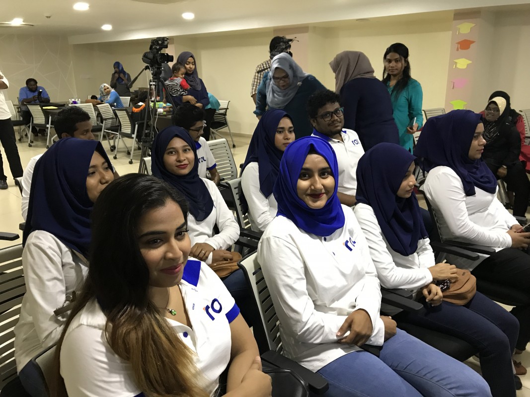 ނޮވެމްބަރު 22، 2017: ރާއްޖެ އޮންލައިން އިން އިންތިޒާމްކޮށްގެން ޗަމްޕާ ހޮޓެލްގަައި ބޭއްވި ކެއާ ސޮސައިޓީ ދަރިވަރުންގެ ގްރެޖުއޭޝަން ރަސްމިއްޔާތުގެ ތެރެއިން، މި ހަރަކާތުގައި ރާއްޖެ އޮންލައިންގެ އިސް މުވައްޒިފުންނާއި ވެރިން ވަނީ ބައިވެރިވެފައި