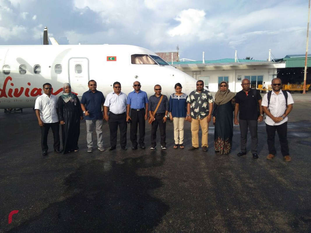 ނޮވެމްބަރު 23، 2017: ގުޅިފައިވާ ސިޔާސީ ޕާޓީތަކުގެ މެމްބަރުން ގދ. ތިނަދޫއަށް ދިއުމުގެ ކުރިން ފޮޓޯއަކަށް ހުއްޓިލައިގެން: މި ދަތުރުގައި ގދ. ތިނަދޫގެ އާންމު ހާލަތު އޮޅުންފިލުވައި ހާއްސަ ޖަލްސާއެއް ބޭއްވުމަށް ވަނީ ހަމަޖެހިފައި