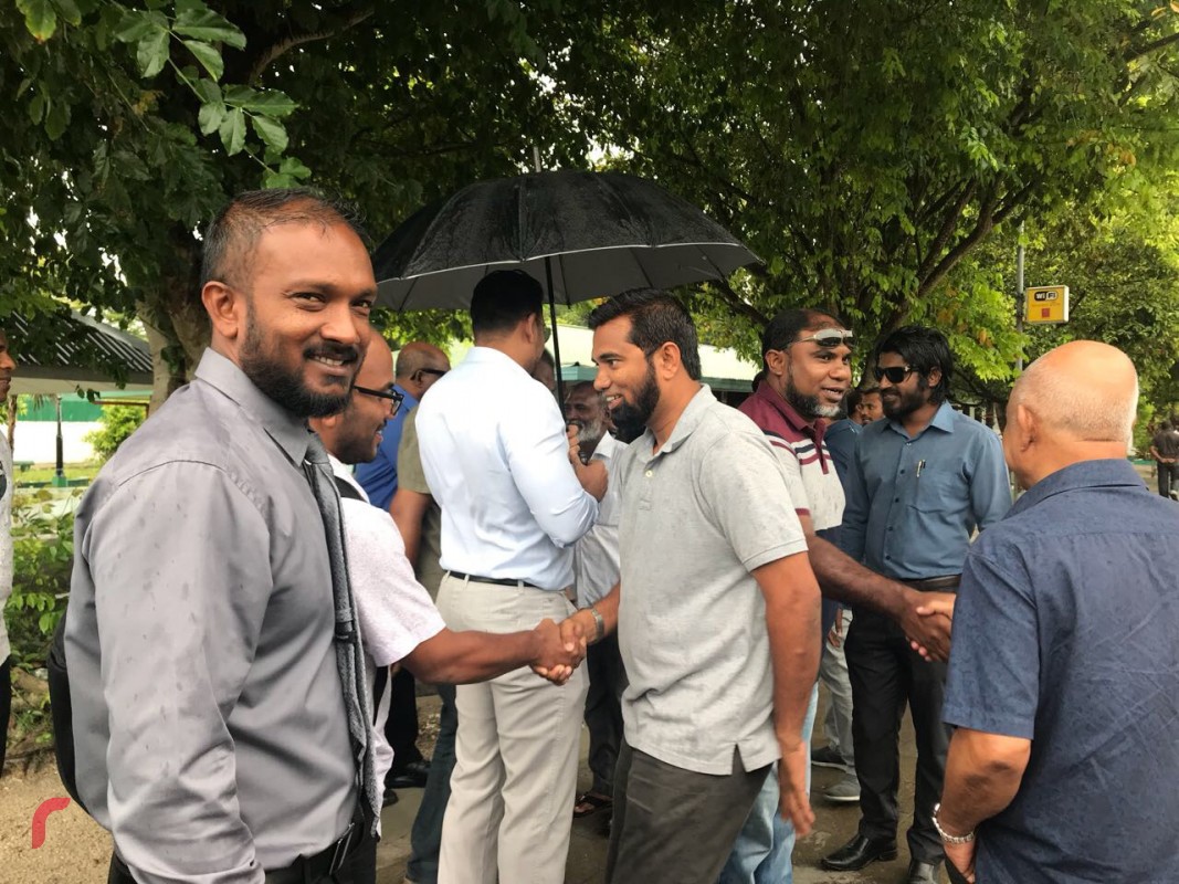 ނޮވެމްބަރު 23، 2017: ގުޅިފައިވާ ސިޔާސީ ޕާޓީތަކުގެ މެމްބަރުން ގދ. ތިނަދޫއަށް ކުރަމުންދާ ދަތުރުގެ ތެރެއިން: އިއްތިހާދުން ކުރަމުން މިދާ ދަތުރުގައި ގދ. ތިނަދޫގެ އާންމު ހާލަތު އޮޅުންފިލުވައި ހާއްސަ ޖަލްސާއެއް ބޭއްވުމަށް ވަނީ ހަމަޖެހިފައި