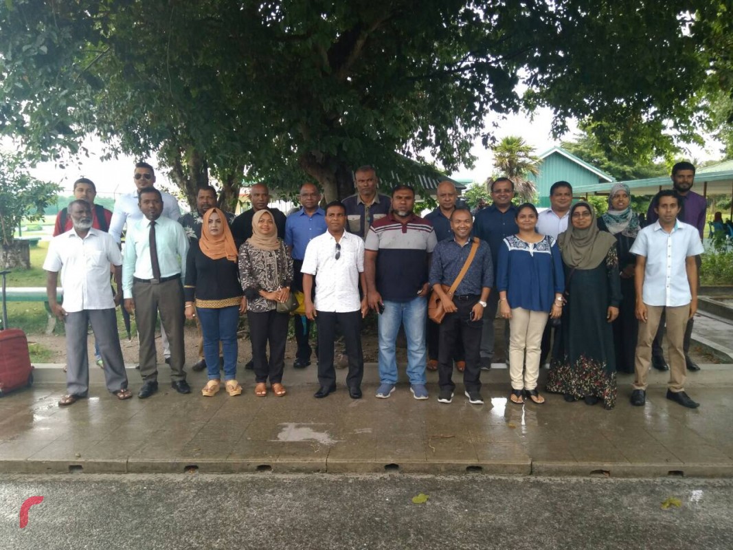 ނޮވެމްބަރު 23، 2017: ގުޅިފައިވާ އިއްތިހާދުގެ މެމްބަރުން ގދ. ތިނަދޫއަށް ދިއުމުގެ ކުރިން ފޮޓޯއަކަށް ހުއްޓިލައިގެން: މި ދަތުރުގައި ގދ. ތިނަދޫގެ އާންމު ހާލަތު އޮޅުންފިލުވައި ހާއްސަ ޖަލްސާއެއް ބޭއްވުމަށް ވަނީ ހަމަޖެހިފައި