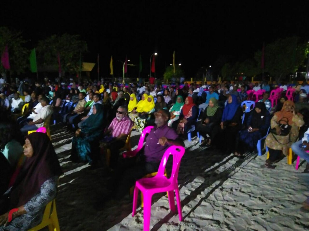 ނޮވެމްބަރު 23، 2017: ގުޅިފައިވާ ސިޔާސީ ޕާޓީތަކުގެ މެމްބަރުން ގދ. ތިނަދޫއަށް ކުރަމުންދާ ދަތުރުގައި ތިނަދޫގައި ބޭއްވި ޖަލްސާގެ ތެރެއިން