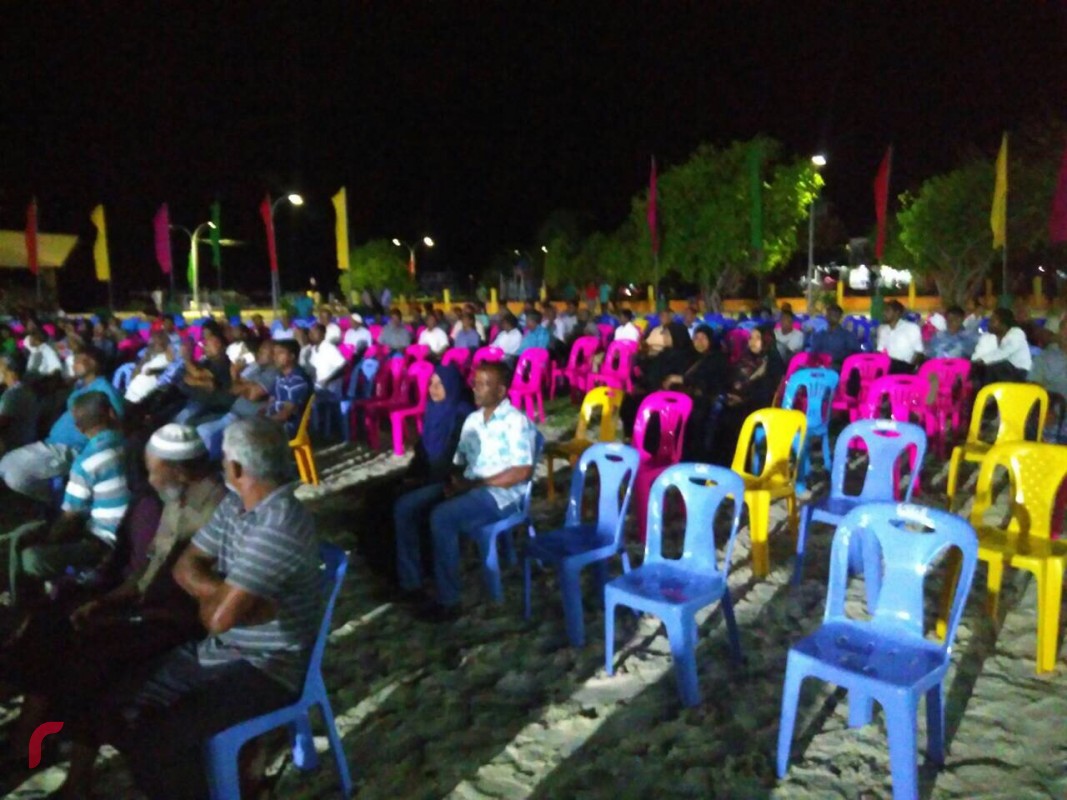 ނޮވެމްބަރު 23، 2017: ގުޅިފައިވާ ސިޔާސީ ޕާޓީތަކުގެ މެމްބަރުން ގދ. ތިނަދޫއަށް ކުރަމުންދާ ދަތުރުގައި ތިނަދޫގައި ބޭއްވި ޖަލްސާގެ ތެރެއިން 