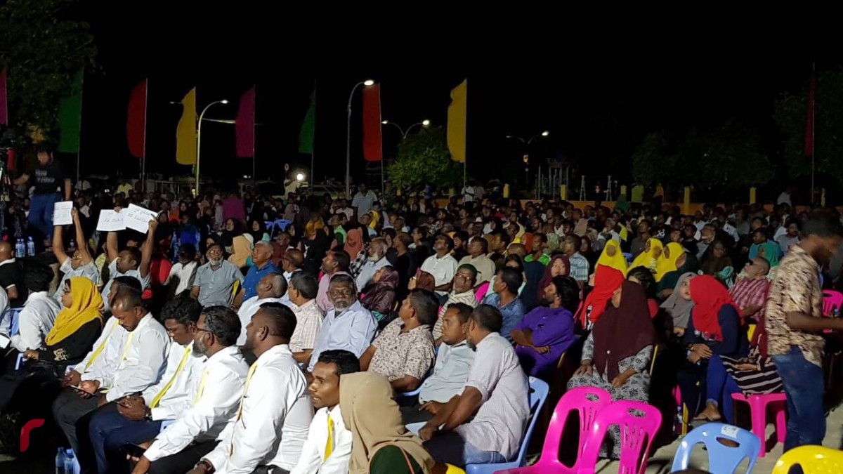 ނޮވެމްބަރު 23، 2017: ގުޅިފައިވާ ސިޔާސީ ޕާޓީތަކުގެ މެމްބަރުން ގދ. ތިނަދޫއަށް ކުރަމުންދާ ދަތުރުގައި ތިނަދޫގައި ބޭއްވި ޖަލްސާގެ ތެރެއިން 