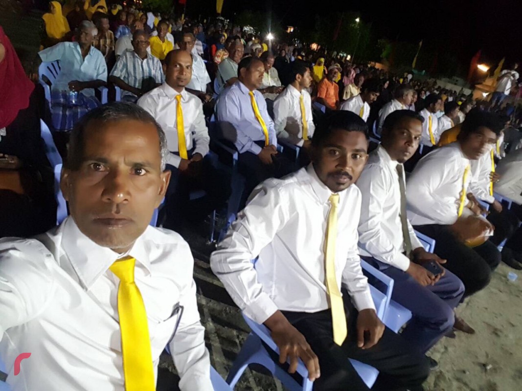 ނޮވެމްބަރު 23، 2017: ގުޅިފައިވާ ސިޔާސީ ޕާޓީތަކުގެ މެމްބަރުން ގދ. ތިނަދޫއަށް ކުރަމުންދާ ދަތުރުގައި ތިނަދޫގައި ބޭއްވި ޖަލްސާގެ ތެރެއިން