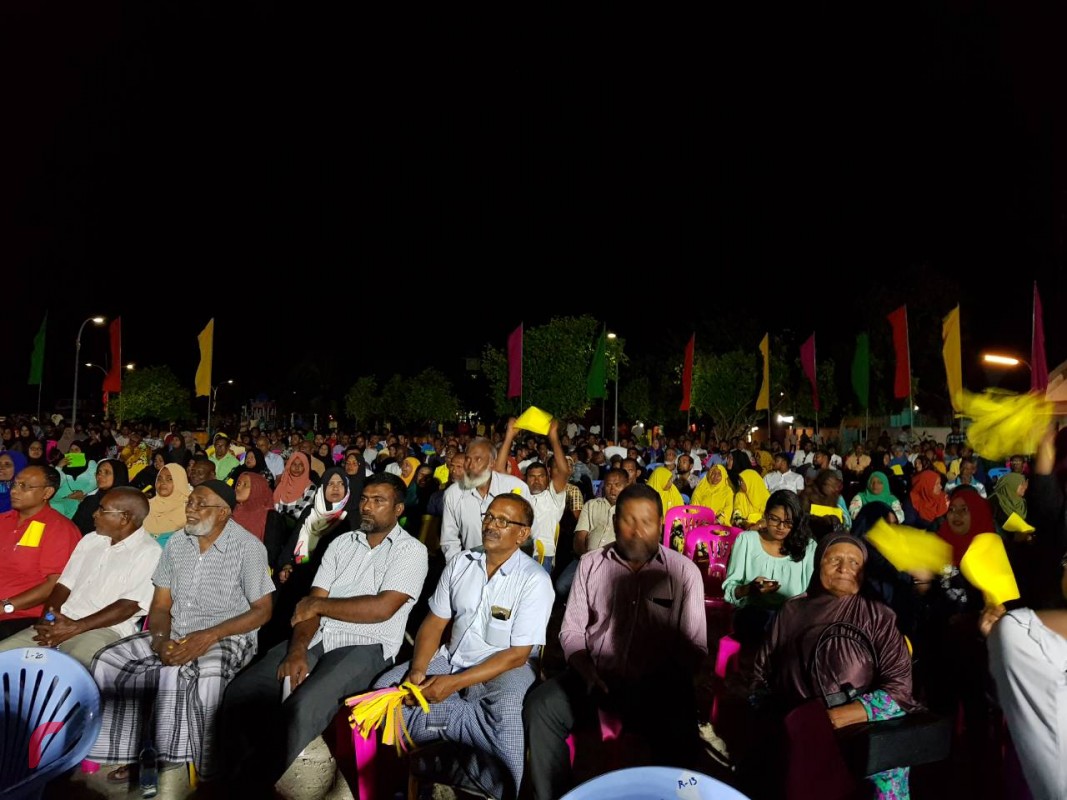 ނޮވެމްބަރު 23، 2017: ގުޅިފައިވާ ސިޔާސީ ޕާޓީތަކުގެ މެމްބަރުން ގދ. ތިނަދޫއަށް ކުރަމުންދާ ދަތުރުގައި ތިނަދޫގައި ބޭއްވި ޖަލްސާގެ ތެރެއިން 