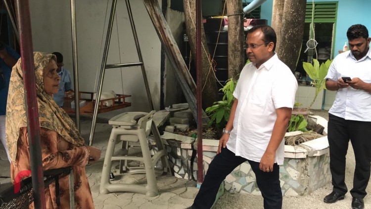 ނޮވެމްބަރު 24، 2017: ގދ. ތިނަދޫގައި ގުޅިފައިވާ ޕާޓީތަކުން ހިންގި ހަރަކާތްތަކުގެ ތެރެއިން ދޮރުން ދޮރަށް ހިނގުން، މި ހަރަކާތުގައި ރައްޔިތުންގެ ހާލު އޮޅުންފިލުވައި ރައްޔިތުންނަށް ދިމާވެފައިވާ ދަތިތަކާއި ބެހޭގޮތުން މައުލޫމާތު ވަނީ ސާފުކޮށްފައި.