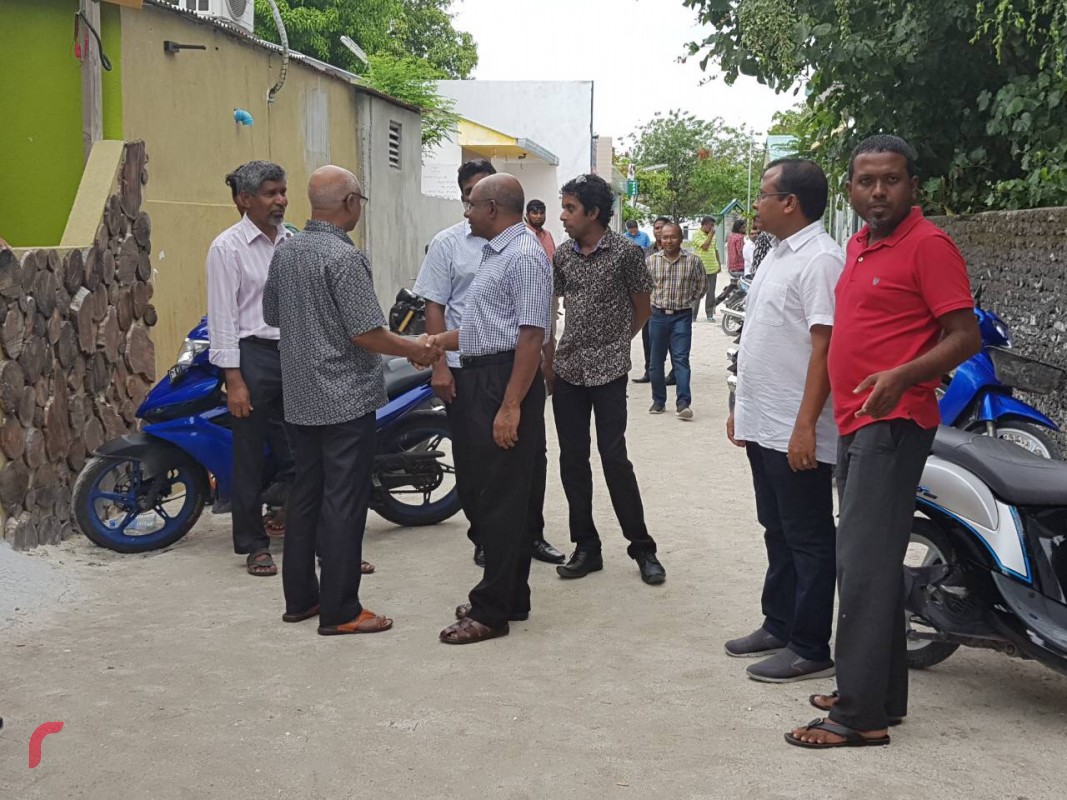 ނޮވެމްބަރު 24، 2017: ގދ. ތިނަދޫގައި ގުޅިފައިވާ ޕާޓީތަކުން ހިންގި ހަރަކާތްތަކުގެ ތެރެއިން ދޮރުން ދޮރަށް ހިނގުން، މި ހަރަކާތުގައި ރައްޔިތުންގެ ހާލު އޮޅުންފިލުވައި ރައްޔިތުންނަށް ދިމާވެފައިވާ ދަތިތަކާއި ބެހޭގޮތުން މައުލޫމާތު ވަނީ ސާފުކޮށްފައި.