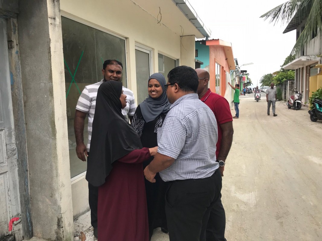 ނޮވެމްބަރު 24، 2017: ގދ. ތިނަދޫގައި ގުޅިފައިވާ ޕާޓީތަކުން ހިންގި ހަރަކާތްތަކުގެ ތެރެއިން ދޮރުން ދޮރަށް ހިނގުން، މި ހަރަކާތުގައި ރައްޔިތުންގެ ހާލު އޮޅުންފިލުވައި ރައްޔިތުންނަށް ދިމާވެފައިވާ ދަތިތަކާއި ބެހޭގޮތުން މައުލޫމާތު ވަނީ ސާފުކޮށްފައި.