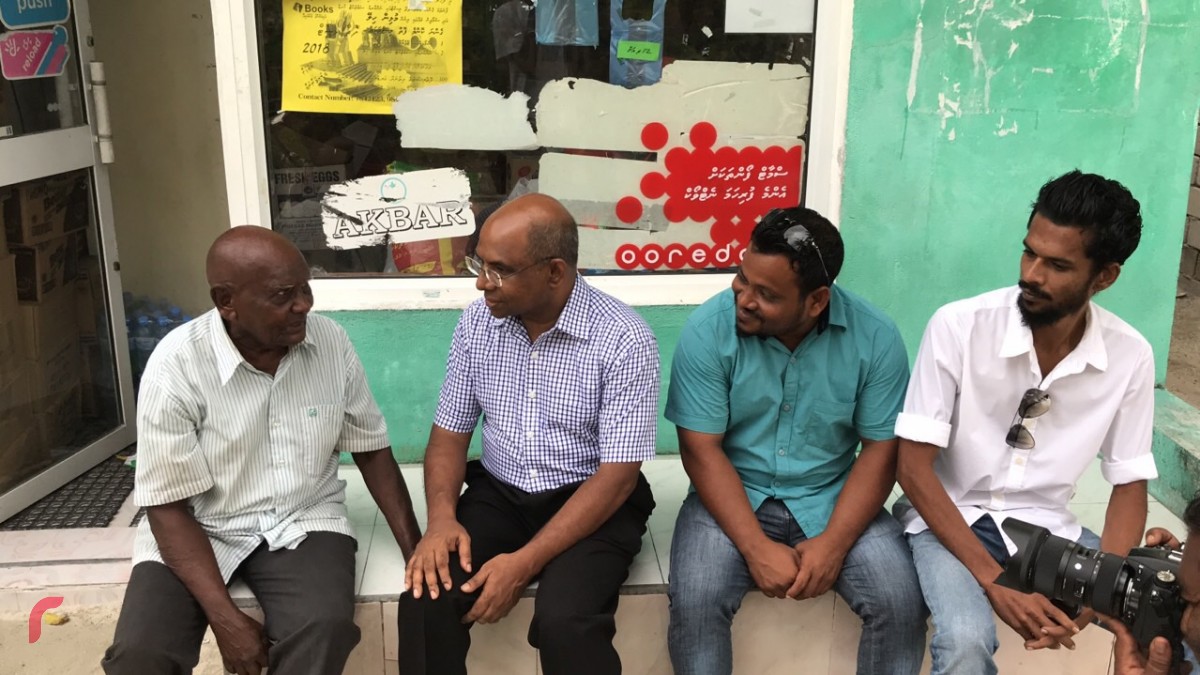 ނޮވެމްބަރު 24، 2017: ގދ. ތިނަދޫގައި ގުޅިފައިވާ ޕާޓީތަކުން ހިންގި ހަރަކާތްތަކުގެ ތެރެއިން ދޮރުން ދޮރަށް ހިނގުން، މި ހަރަކާތުގައި ރައްޔިތުންގެ ހާލު އޮޅުންފިލުވައި ރައްޔިތުންނަށް ދިމާވެފައިވާ ދަތިތަކާއި ބެހޭގޮތުން މައުލޫމާތު ވަނީ ސާފުކޮށްފައި.