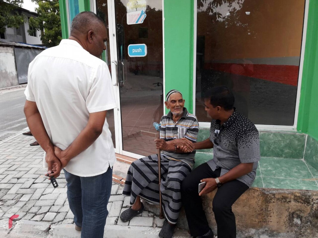 ނޮވެމްބަރު 24، 2017: ގދ. ތިނަދޫގައި ގުޅިފައިވާ ޕާޓީތަކުން ހިންގި ހަރަކާތްތަކުގެ ތެރެއިން ދޮރުން ދޮރަށް ހިނގުން، މި ހަރަކާތުގައި ރައްޔިތުންގެ ހާލު އޮޅުންފިލުވައި ރައްޔިތުންނަށް ދިމާވެފައިވާ ދަތިތަކާއި ބެހޭގޮތުން މައުލޫމާތު ވަނީ ސާފުކޮށްފައި.