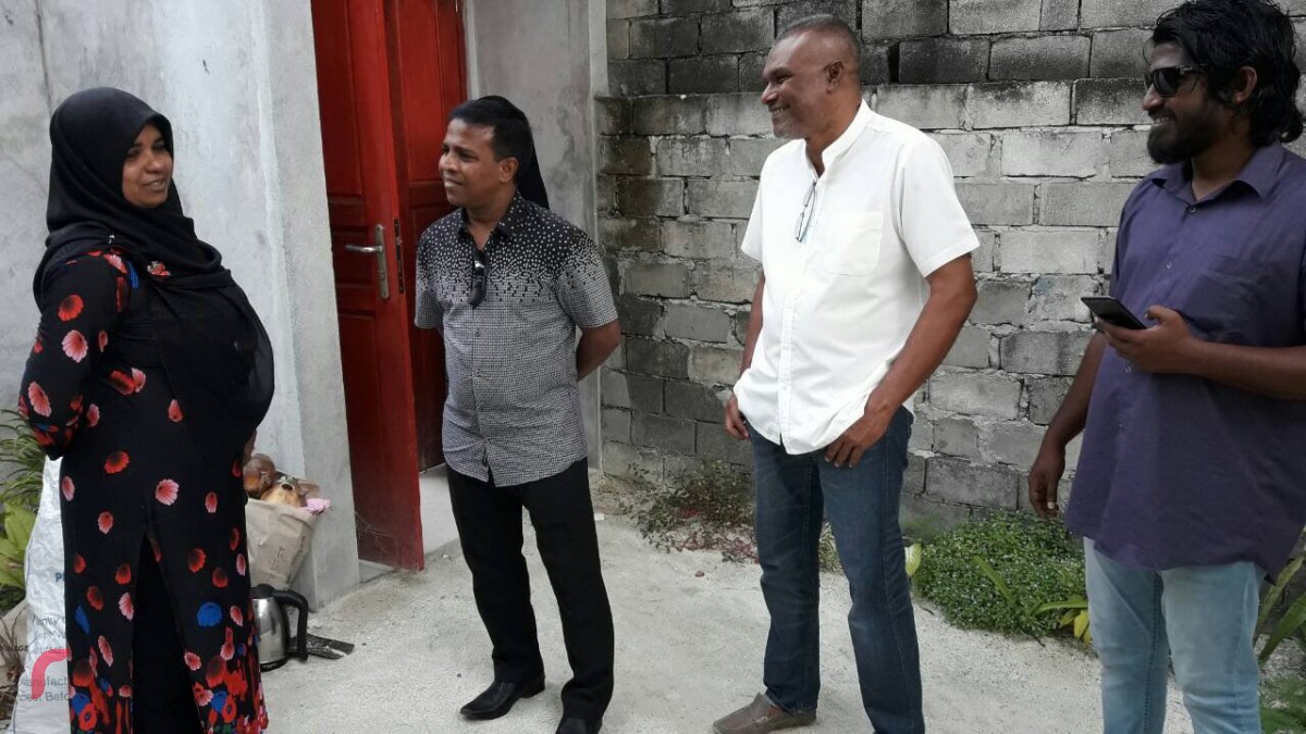 ނޮވެމްބަރު 24، 2017: ގދ. ތިނަދޫގައި ގުޅިފައިވާ ޕާޓީތަކުން ހިންގި ހަރަކާތްތަކުގެ ތެރެއިން ދޮރުން ދޮރަށް ހިނގުން، މި ހަރަކާތުގައި ރައްޔިތުންގެ ހާލު އޮޅުންފިލުވައި ރައްޔިތުންނަށް ދިމާވެފައިވާ ދަތިތަކާއި ބެހޭގޮތުން މައުލޫމާތު ވަނީ ސާފުކޮށްފައި.