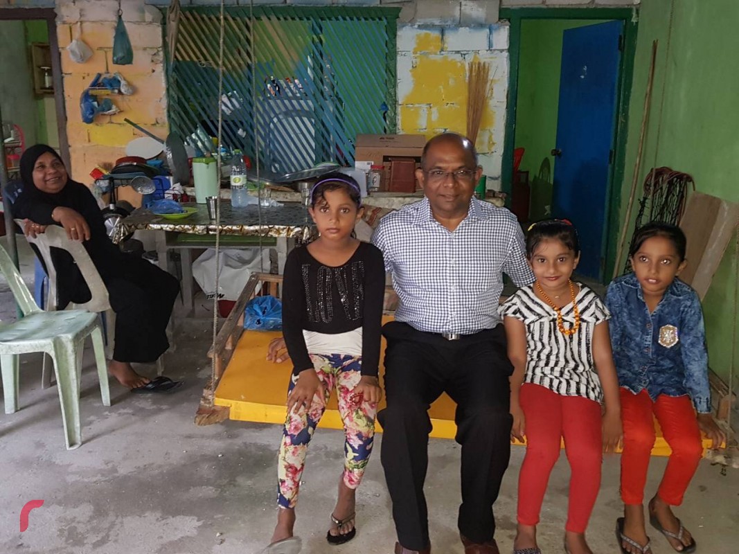 ނޮވެމްބަރު 24، 2017: ގދ. ތިނަދޫގައި ގުޅިފައިވާ ޕާޓީތަކުން ހިންގި ހަރަކާތްތަކުގެ ތެރެއިން ދޮރުން ދޮރަށް ހިނގުން، މި ހަރަކާތުގައި ރައްޔިތުންގެ ހާލު އޮޅުންފިލުވައި ރައްޔިތުންނަށް ދިމާވެފައިވާ ދަތިތަކާއި ބެހޭގޮތުން މައުލޫމާތު ވަނީ ސާފުކޮށްފައި.