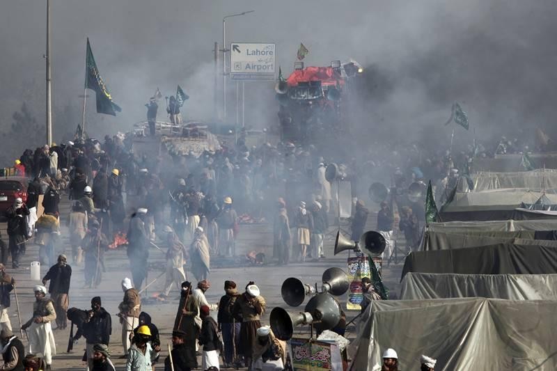 ނޮވެމްބަރު 26، 2017: ޕާކިސްތާނުގައި ހުވައެއްގެ އިބާރާތް ގޯސްވުމާއި ގުޅިގެން ކުރަމުންދާ މުޒާހަރާ ތަކުގައި 2000 އަށް ވުރެ ގިނަ މީހުން ދަނީ ބައިވެރިވަމުން