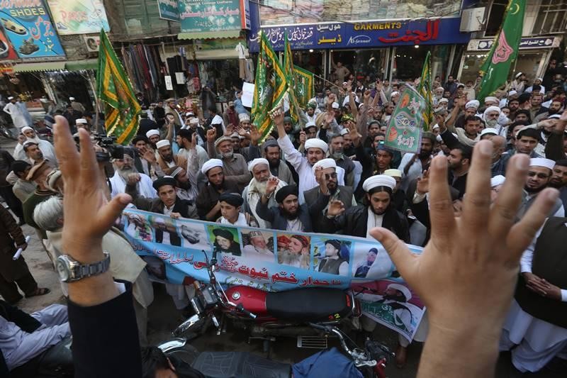 ނޮވެމްބަރު 26، 2017: ޕާކިސްތާނުގައި ހުވައެއްގެ އިބާރާތް ގޯސްވުމާއި ގުޅިގެން ކުރަމުންދާ މުޒާހަރާ ތަކުގައި 2000 އަށް ވުރެ ގިނަ މީހުން ދަނީ ބައިވެރިވަމުން