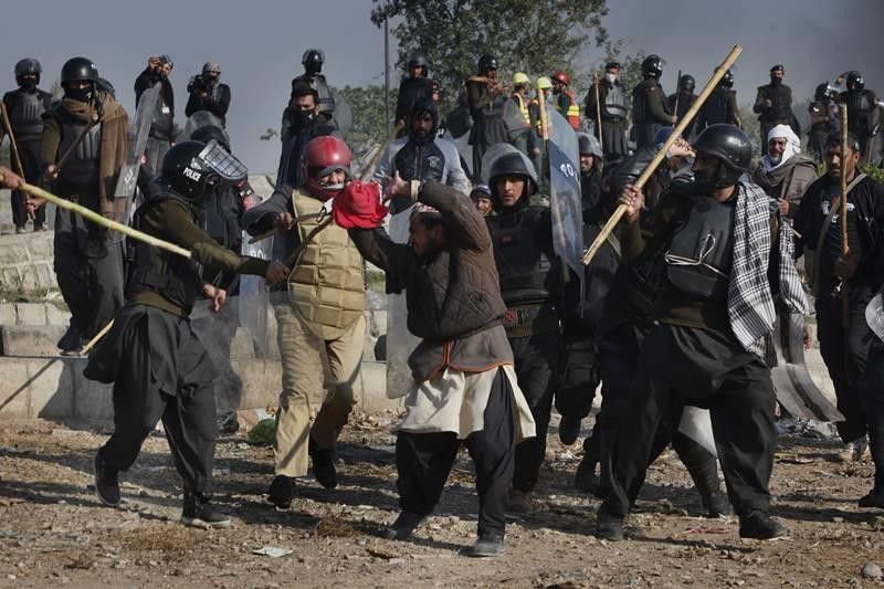 ނޮވެމްބަރު 26، 2017: ޕާކިސްތާނުގައި ހުވައެއްގެ އިބާރާތް ގޯސްވުމާއި ގުޅިގެން ކުރަމުންދާ މުޒާހަރާތައް ރޫޅާލުމަށް ފުލުހުން ބާރުގެ ބޭނުންކުރަމުންދާއިރު މިހާތަނަށް ގިނަ އަދަދެއްގެ މީހުންނަށް އަނިޔާވެފައިވާއިރު 2 މީހުން ވަނީ މަރުވެފައި