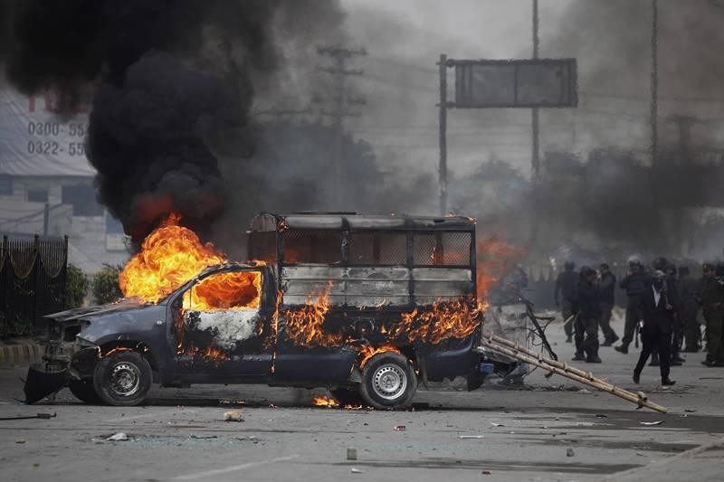 ނޮވެމްބަރު 26، 2017: ޕާކިސްތާނުގައި ހުވައެއްގެ އިބާރާތް ގޯސްވުމާއި ގުޅިގެން ކުރަމުންދާ މުޒާހަރާތައް ރޫޅާލުމަށް ފުލުހުން ބާރުގެ ބޭނުންކުރަމުންދާއިރު މިހާތަނަށް ގިނަ އަދަދެއްގެ މީހުންނަށް އަނިޔާވެފައިވާއިރު 2 މިހުން ވަނީ މަރުވެފައި