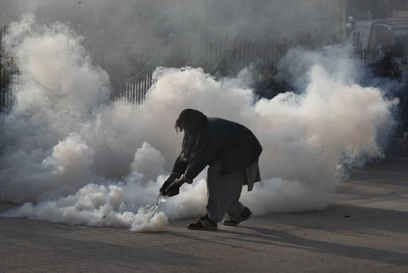 ނޮވެމްބަރު 26، 2017: ޕާކިސްތާނުގައި ހުވައެއްގެ އިބާރާތް ގޯސްވުމާއި ގުޅިގެން ކުރަމުންދާ މުޒާހަރާތައް ރޫޅާލުމަށް ފުލުހުން ބާރުގެ ބޭނުންކުރަމުންދާއިރު މިހާތަނަށް ގިނަ އަދަދެއްގެ މީހުންނަށް އަނިޔާވެފައިވާއިރު 2 މިހުން ވަނީ މަރުވެފައި