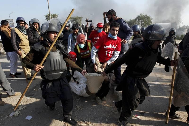 ނޮވެމްބަރު 26، 2017: މަގާމުތަކަށް އިންތިހާބުވާ މީހުން ކުރުމަށް އަލަށް ކަނޑައެޅި ހުވާގެ އިބާރާތާމެދު ޕާކިސްތާނުގައި އުފެދުނު ދެބަސްވުމެއްގެ ސަބަބުން މުޒާހަރާކޮށް މިހާތަނަށް ދެ މީހުން މަރުވެފައިވާ އިރު 200 އަށް ވުރެ ގިނަ މީހުންނަށް ވަނީ އެކި ވަރުގެ ޒަހަމްތައް ލިބިފައި