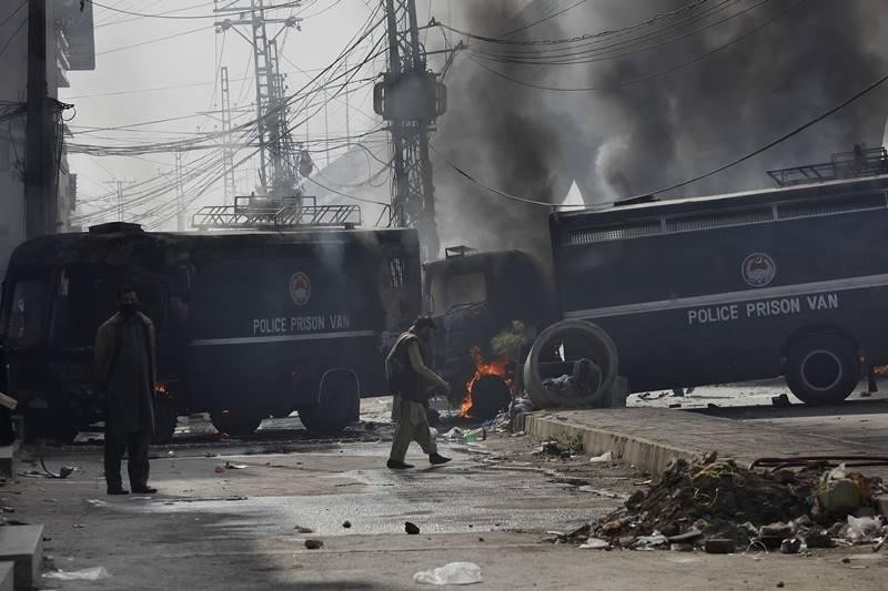 ނޮވެމްބަރު 26، 2017: ޕާކިސްތާނުގައި ހުވައެއްގެ އިބާރާތް ގޯސްވުމާއި ގުޅިގެން ކުރަމުންދާ މުޒާހަރާތައް ރޫޅާލުމަށް ފުލުހުން ބާރުގެ ބޭނުންކުރަމުންދާއިރު މިހާތަނަށް ގިނަ އަދަދެއްގެ މީހުންނަށް އަނިޔާވެފައިވާއިރު 2 މިހުން ވަނީ މަރުވެފައި