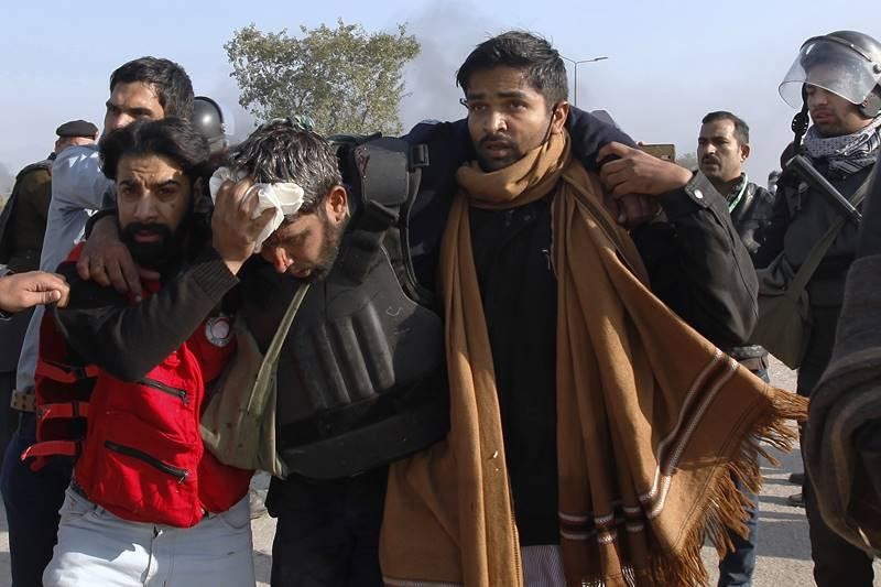 ނޮވެމްބަރު 26، 2017: ޕާކިސްތާނުގައި ހުވައެއްގެ އިބާރާތް ގޯސްވުމާއި ގުޅިގެން ކުރަމުންދާ މުޒާހަރާތައް ރޫޅާލުމަށް ފުލުހުން ބާރުގެ ބޭނުންކުރަމުންދާއިރު މިހާތަނަށް ގިނަ އަދަދެއްގެ މީހުންނަށް އަނިޔާވެފައިވާއިރު 2 މިހުން ވަނީ މަރުވެފައި