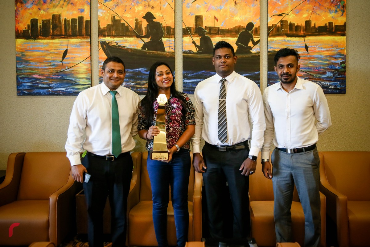 ނޮވެމްބަރު 27، 2017: ސައުތު އޭޝިއަން އެސޯސިއޭޝަން ފޯ ރީޖަނަލް ކޯޕަރޭޝަން(ސާކް) ގެ އެންމެ މޮޅު ބަތަލާއަކަށް ހޮވުނު އައިޝަތު ރިޝްމީ އެނބުރި އައުމުން އެންސީއޭގެ ބައެއް ބޭފުޅުންނާއި ޔޫތް މިނިސްޓްރީގެ ބޭފުޅުންނާއިއެކު ފޮޓޯއަކަށް ހުއްޓިލައިގެން